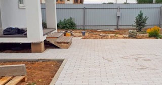 Укладка тротуарной плитки во дворе в Ленинске-Кузнецком в октябре