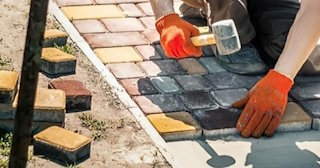 Укладка брусчатки «старый город» три цвета в Ленинске-Кузнецком в октябре